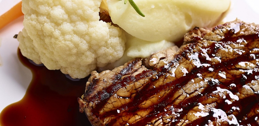 Filet pur et purée au babeurre, jeunes légumes et copeaux de truffe