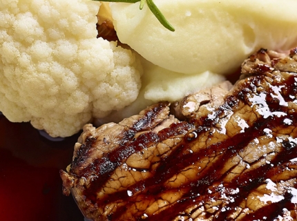 Filet pur et purée au babeurre, jeunes légumes et copeaux de truffe