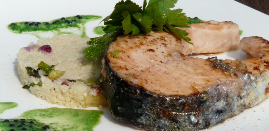 Darne de saumon, sauce au persil plat et taboulé