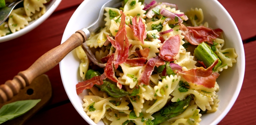 Farfalle aux asperges vertes et chips de jambon