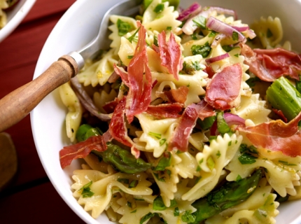 Farfalle aux asperges vertes et chips de jambon