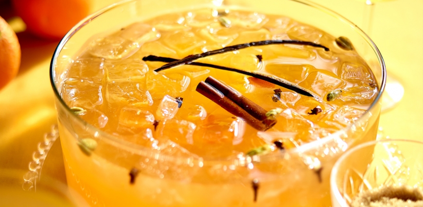 Punch de thé au citron, whisky, épices et oranges