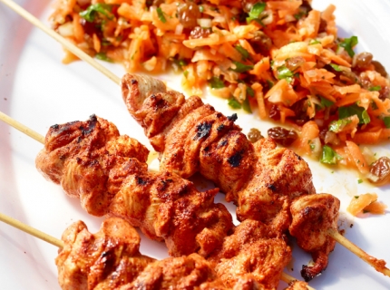 Saté de poulet indien, salade de carottes