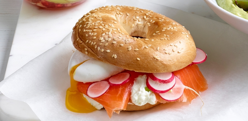 Bagel au saumon fumé garni d’un œuf poché