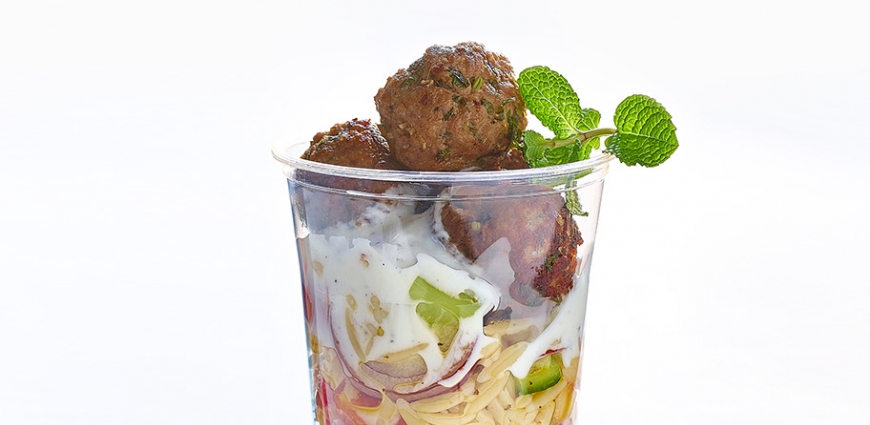 Salade de pâtes grecques au tzatziki et boulettes à la menthe