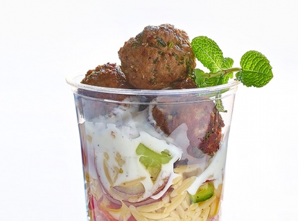 Salade de pâtes grecques au tzatziki et boulettes à la menthe