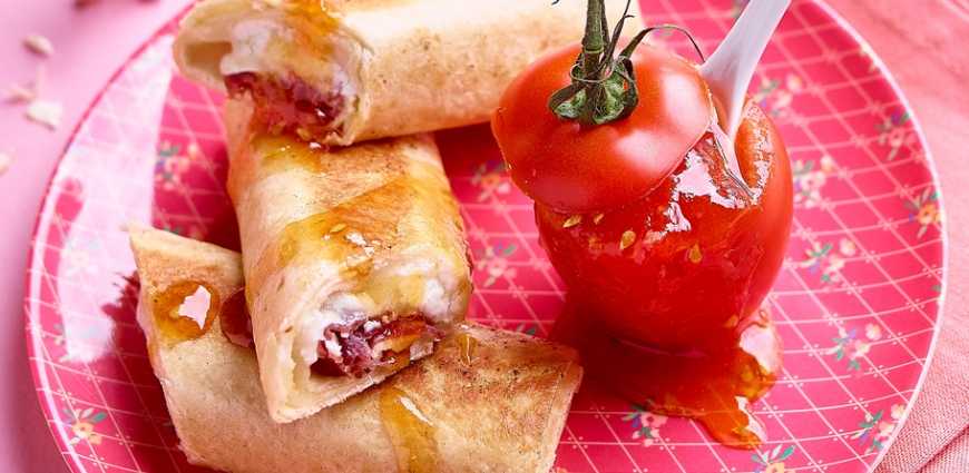 Wrap au fromage de chèvre, jambon fumé et confiture de tomates