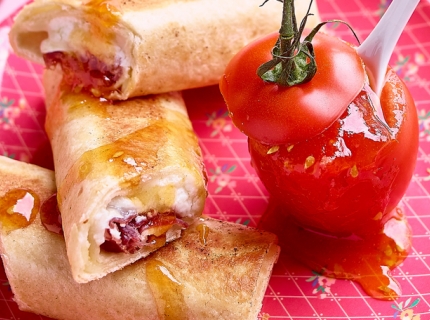 Wrap au fromage de chèvre, jambon fumé et confiture de tomates