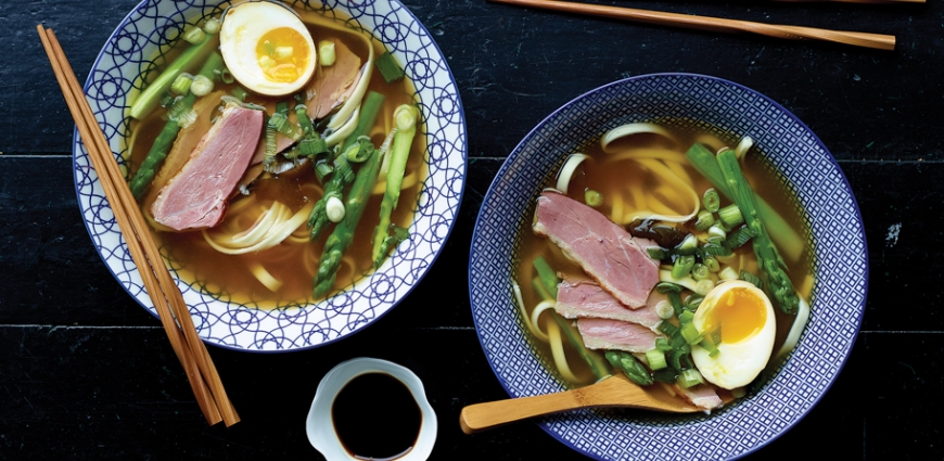 Soupe de nouilles soba au canard, asperges et œuf