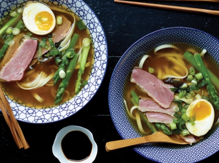 Soupe de nouilles soba au canard, asperges et œuf