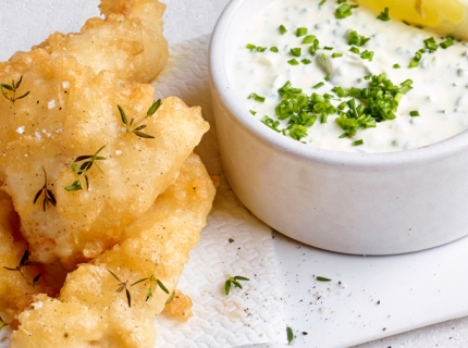 Beignets de cabillaud en croûte à la bière Oud Beersel, crème épaisse et ciboulette