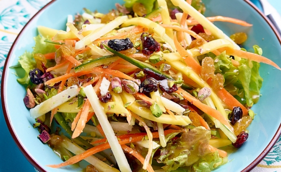 Salade de pecorino, mangue, légumes et vinaigrette au miel