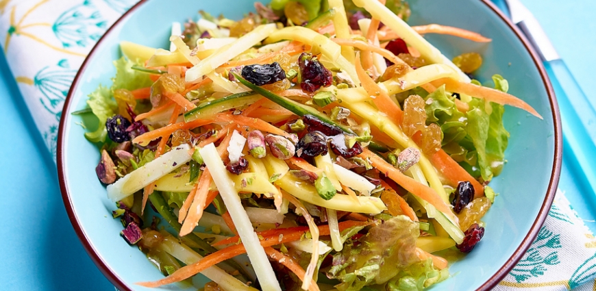 Salade de pecorino, mangue, légumes et vinaigrette au miel