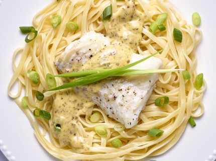 Skrei cuit avec une mousseline d'algues et linguini