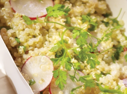 Salade de quinoa, radis roses, cerfeuil et ciboulette