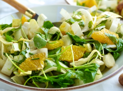 Poulet rôti, salade de chicons à la roquette et à l'orange