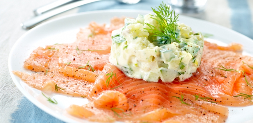 Carpaccio de saumon aux pommes de terre et au concombre