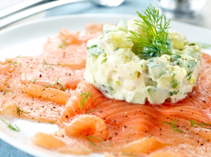 Carpaccio de saumon aux pommes de terre et au concombre