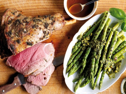 Gigot d'agneau à l'ail et à la sauge, asperges vertes grillées aux pistaches