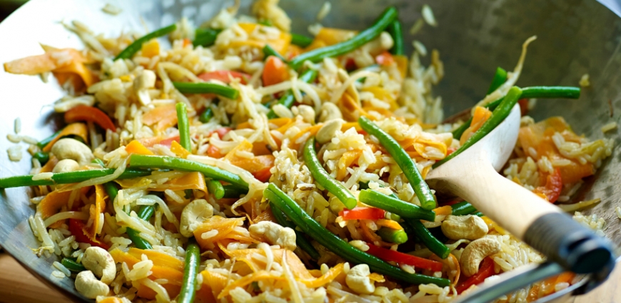 Riz sauté aux légumes et aux noix de cajou