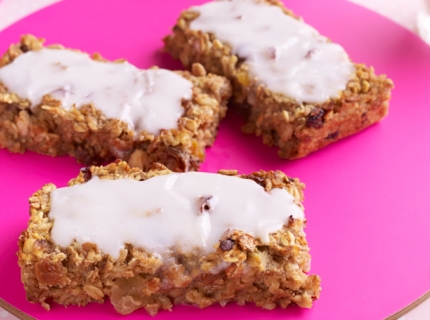 Barre de muesli aux fruits et noix, glaçage au yaourt