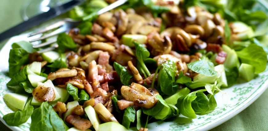 Salade tiède aux lardons et aux champignons