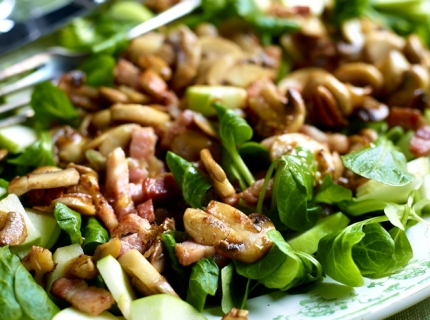 Salade tiède aux lardons et aux champignons