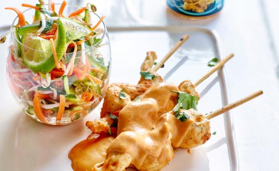 Salade thaï aux brochettes de poulet et cacahuètes