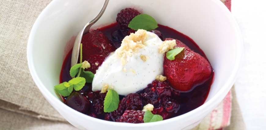 Compote de fruits rouges à la mousse de yaourt et crumble de coco