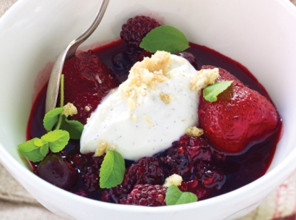 Compote de fruits rouges à la mousse de yaourt et crumble de coco