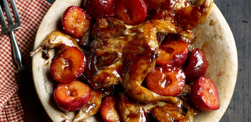 Cailles et prunes grillées, sauce barbecue au miel