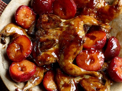 Cailles et prunes grillées, sauce barbecue au miel