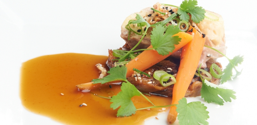 Caille au foie gras teriyaki, chicons au sésame, carotte confite et oignon frit