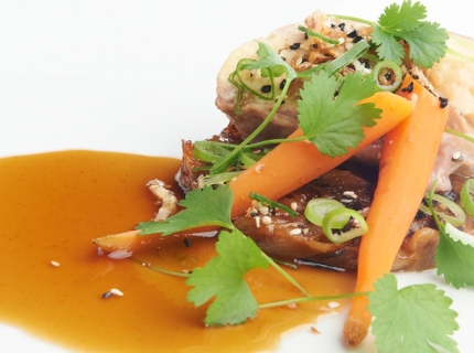 Caille au foie gras teriyaki, chicons au sésame, carotte confite et oignon frit