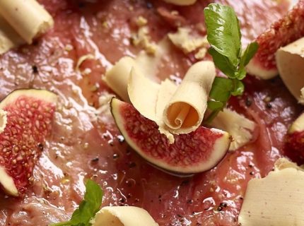 Carpaccio de bœuf à l'huile de truffe, figues et foie gras de canard