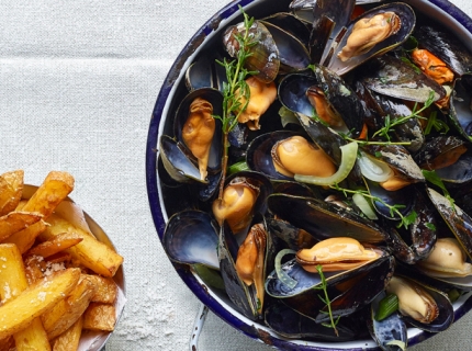 Moules jumbo à la bière blonde et frites maison