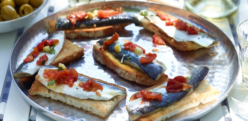 Crostini aux sardines et tomates confites