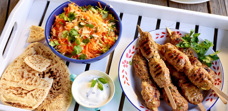 Kebabs d’agneau et sa salade de carottes, dip à la menthe