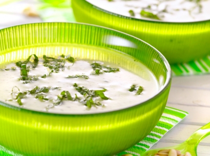 Velouté glacé aux courgettes, yaourt et menthe