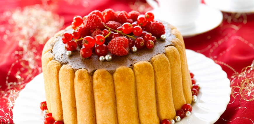 Charlotte au chocolat, aux poires et fruits rouges