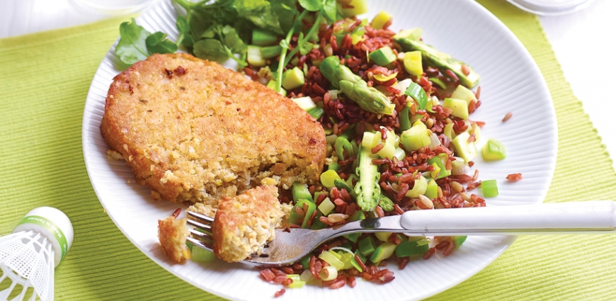 Riz rouge poêlé, légumes et burger d'insectes