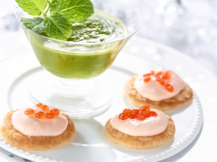 Emulsion de petits pois à la menthe et blinis à la crème de saumon fume