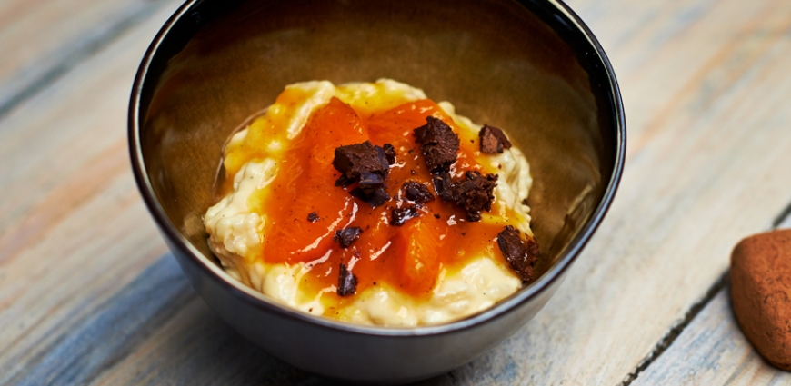 Riz au lait à l'ancienne, compotée d'abricots, romarin, citron vert et râpé de pralines