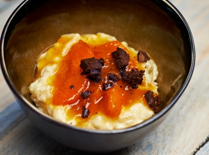 Riz au lait à l'ancienne, compotée d'abricots, romarin, citron vert et râpé de pralines