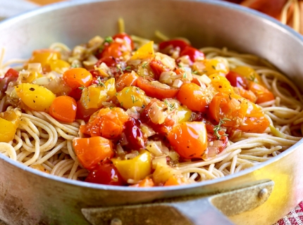 Spaghettis complets aux échalotes confites et aux tomates cerise