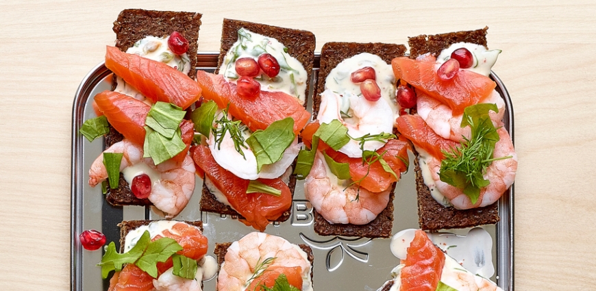 Tartine aux crevettes, saumon, yaourt au lait de chèvre et herbes fraîches