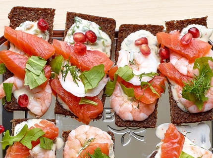 Tartine aux crevettes, saumon, yaourt au lait de chèvre et herbes fraîches