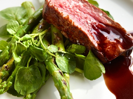 Côte à l’os, asperges grillées et jus de vin rouge