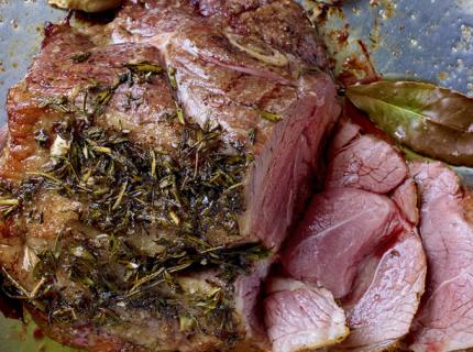 Gigot d’agneau à l’ail et au romarin