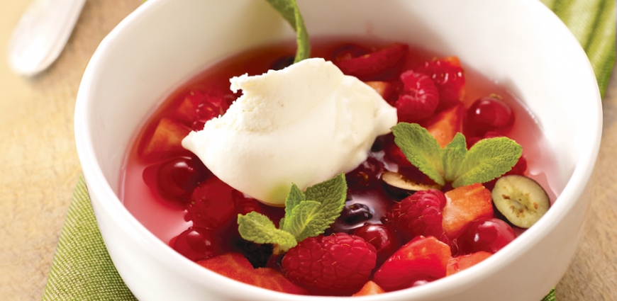 Soupe de rhubarbe aux fruits rouges et glace vanille